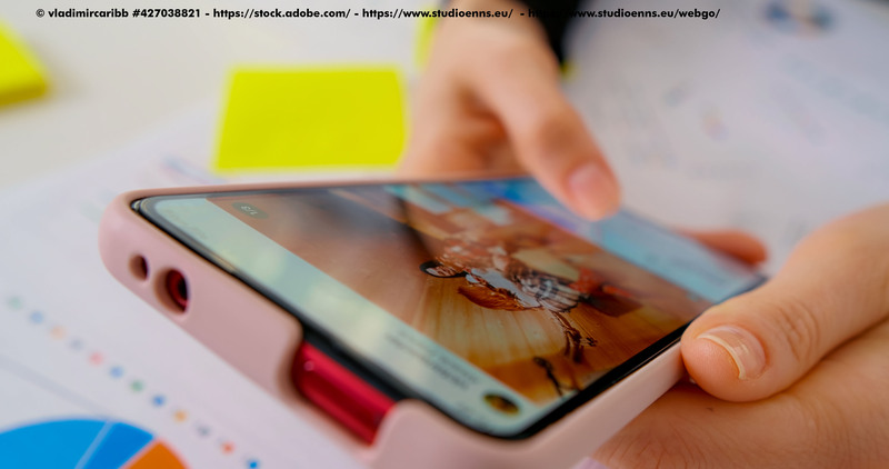 Person liest Nachrichten auf einem Tablet