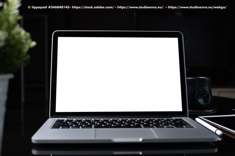 Ein Laptop mit Code auf dem Bildschirm