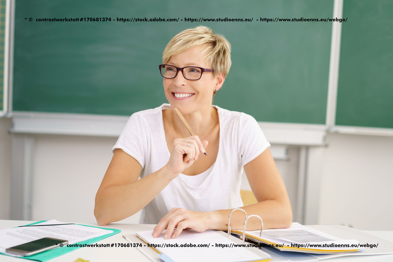 Ein Kalender und ein Stift auf einem Schreibtisch