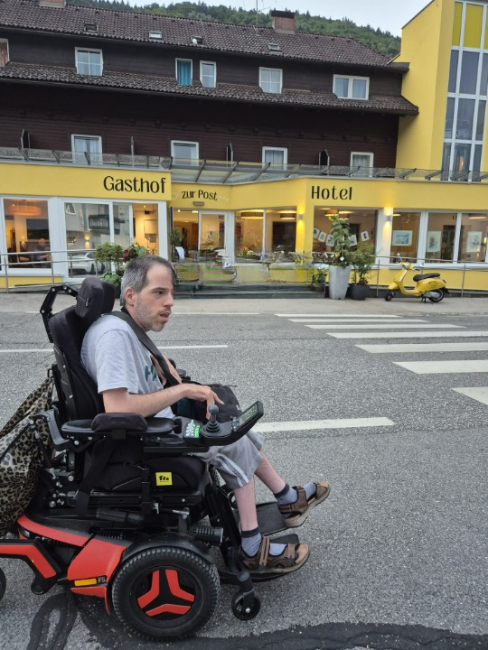 Studio Enns vor dem Gasthof zur Post
