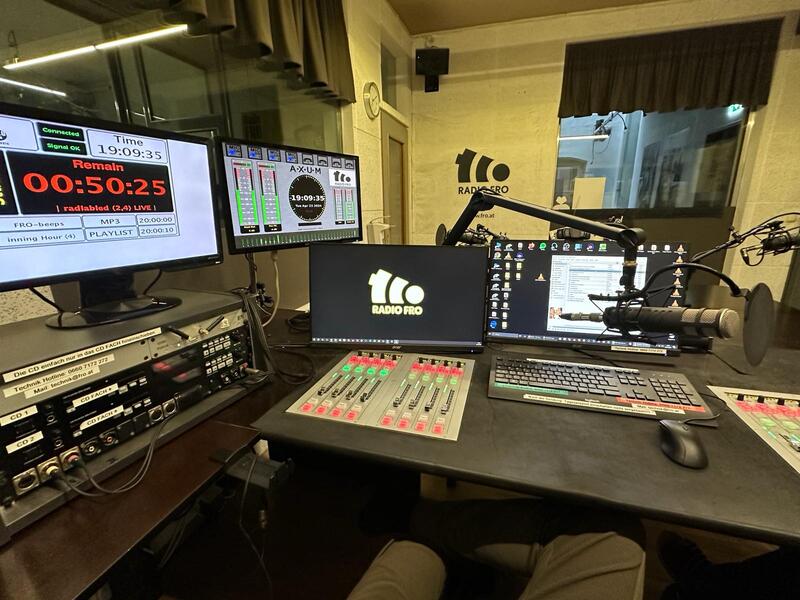 So sieht unser Arbeitsplatz im Studio von Radio FRO aus.